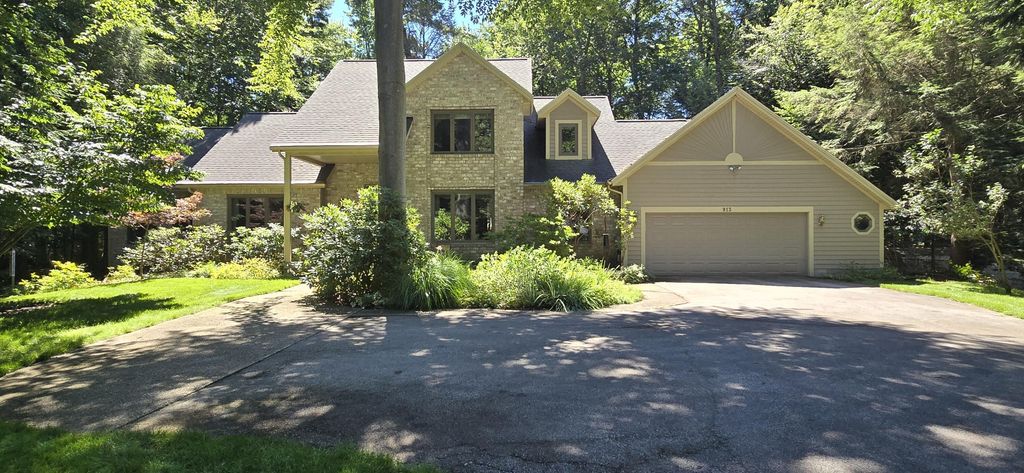 913 W Wellington Court, Norton Shores city