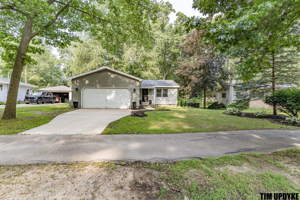 16661 152nd Avenue, Spring Lake township