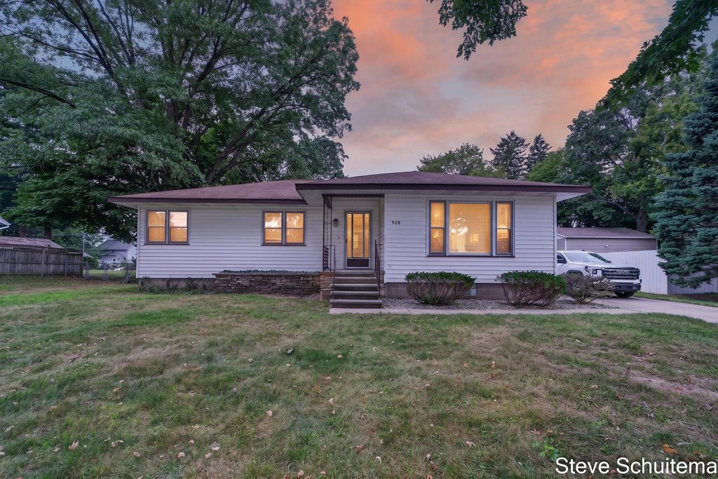 928 S Division Street, Whitehall city
