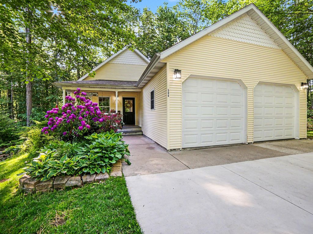 506 N Northern Lights Road, Golden township