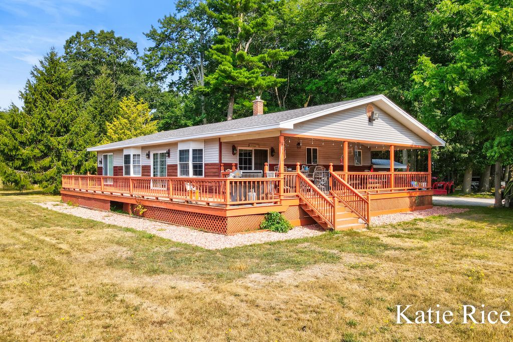 2030 N Scenic Drive, Laketon township