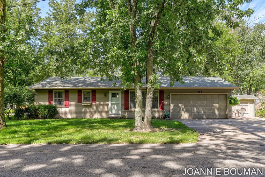 1323 Floral Street, Holland city