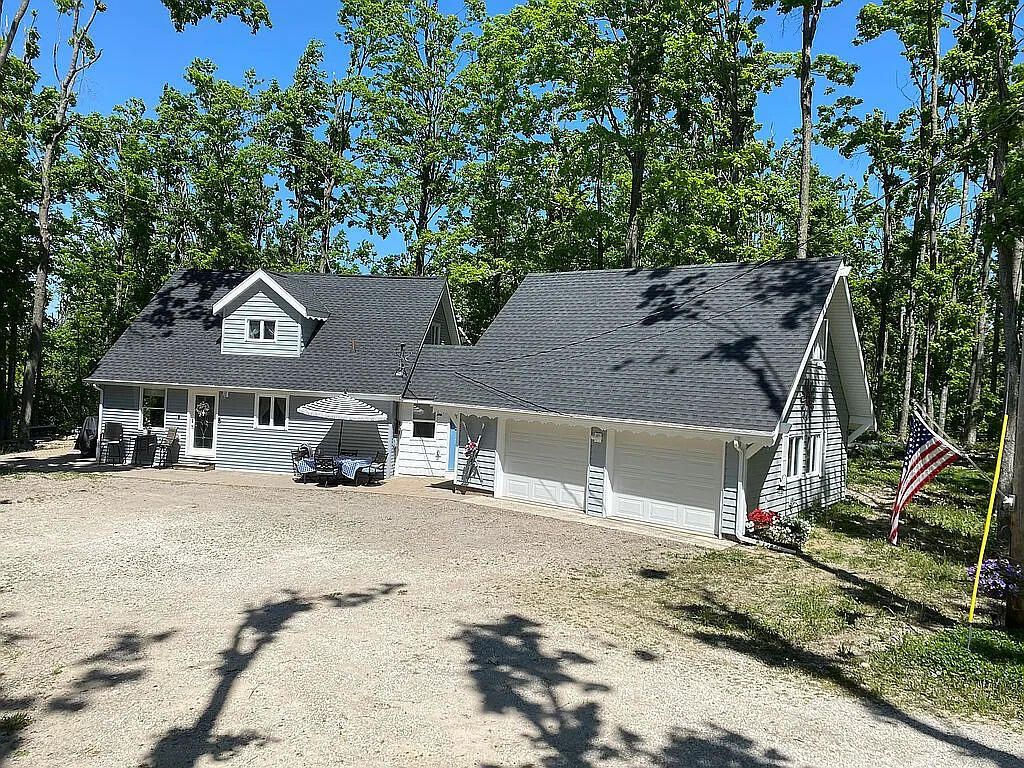 626 Sunshine Lane, Livingston township