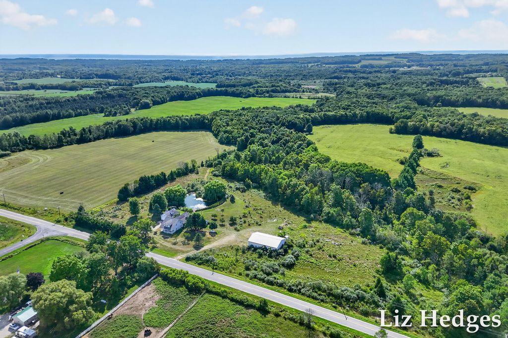 7565 S 56th Avenue, Claybanks township