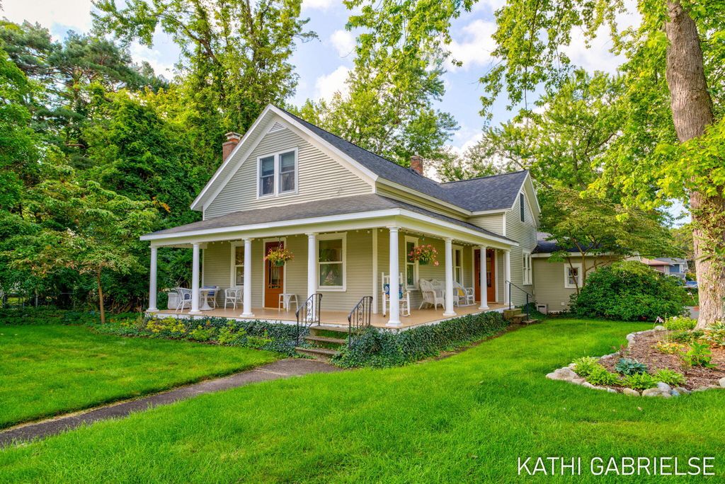 379 S Lake Avenue, Spring Lake village