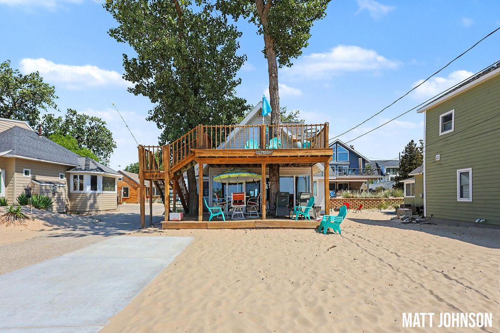 1682 Beach Street, Muskegon city