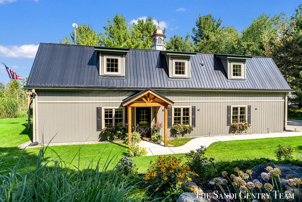 8567 Chuckanut Drive, White River township
