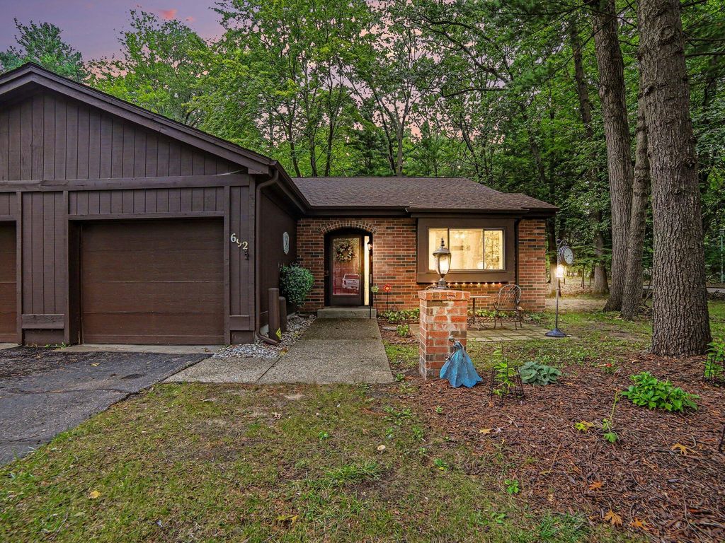 692 Pineway Drive, Norton Shores