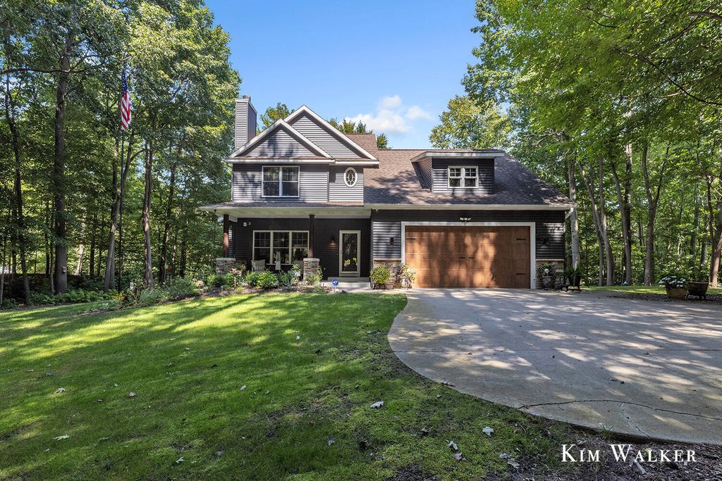 5813 Hunters Ridge, Manlius township