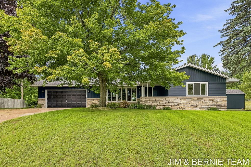 18019 Mohawk Drive, Spring Lake