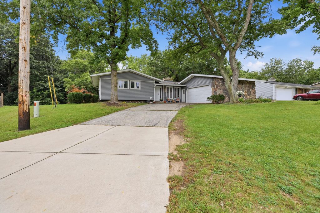2443 Saratoga Drive Ne, Grand Rapids