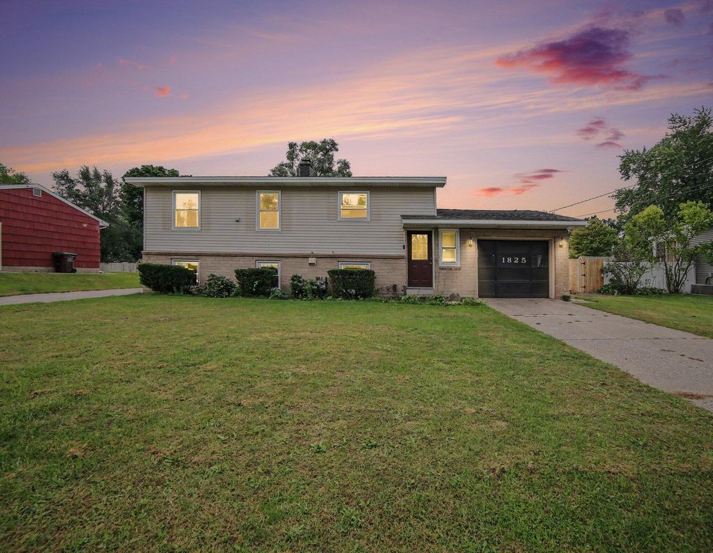 1825 Oak Park Drive, Muskegon