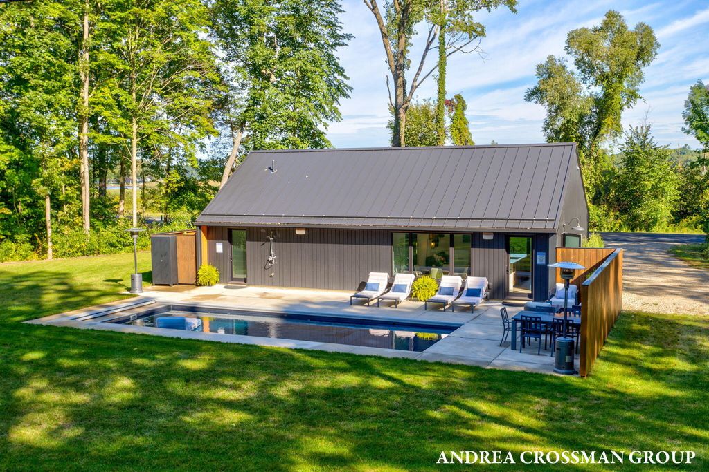 6346 Riverside Road, Fennville