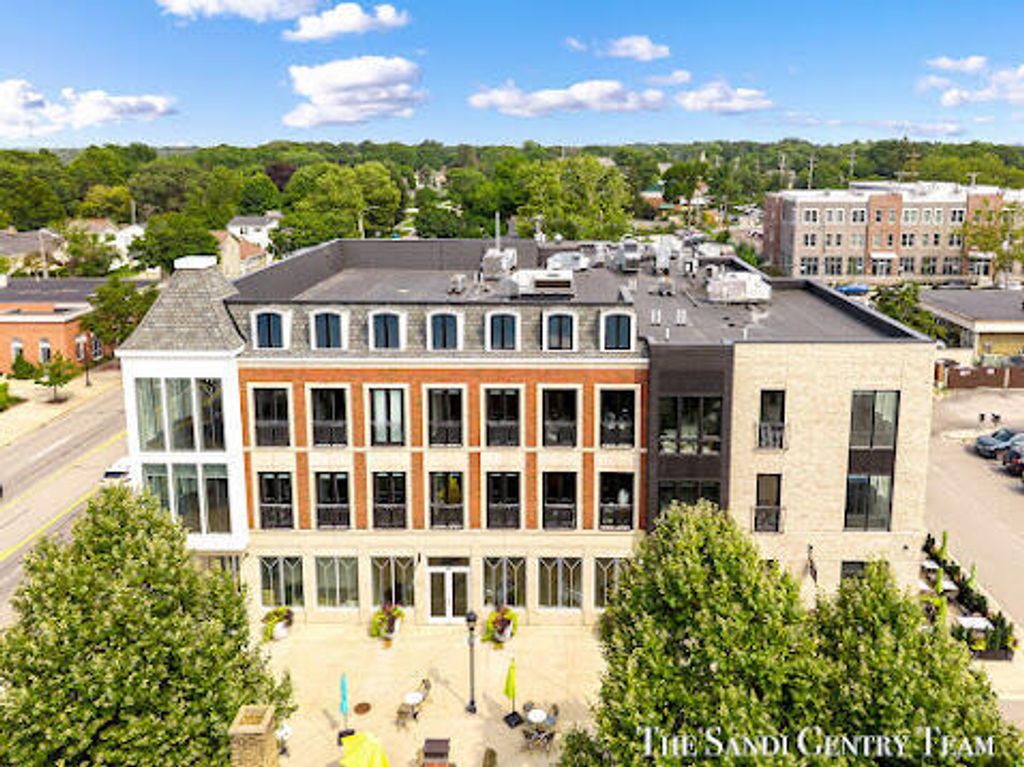110 W Savidge Street Unit: 305, Spring Lake