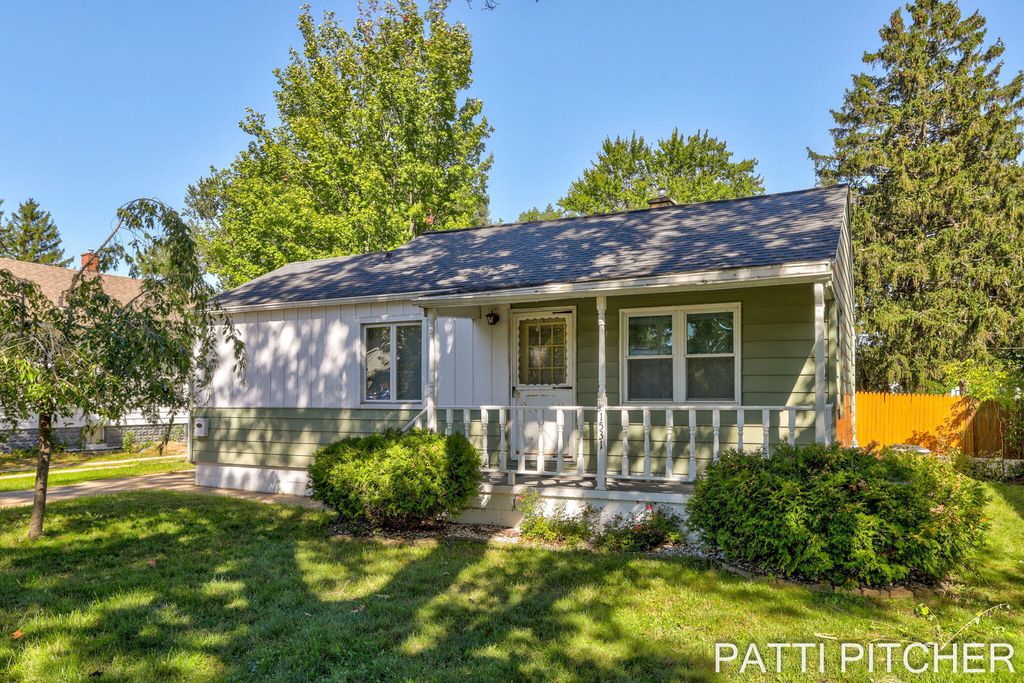 1531 Pennoyer Avenue, Grand Haven