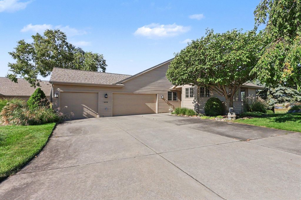 1619 E Harbour Towne Circle, Muskegon