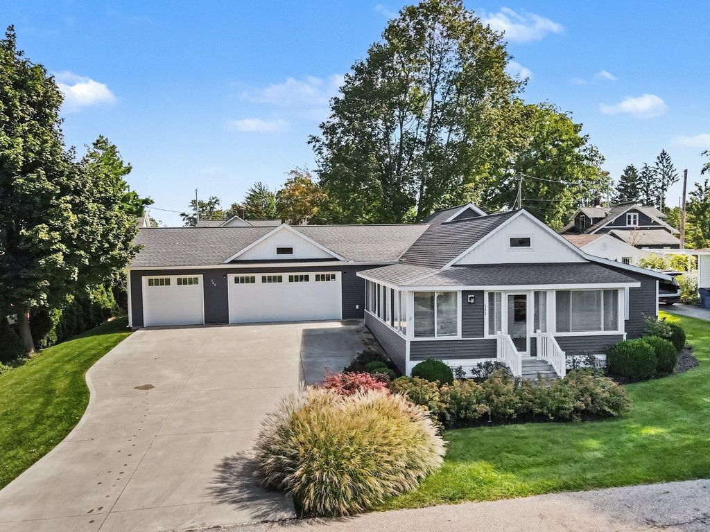 565 Grove Avenue, Holland