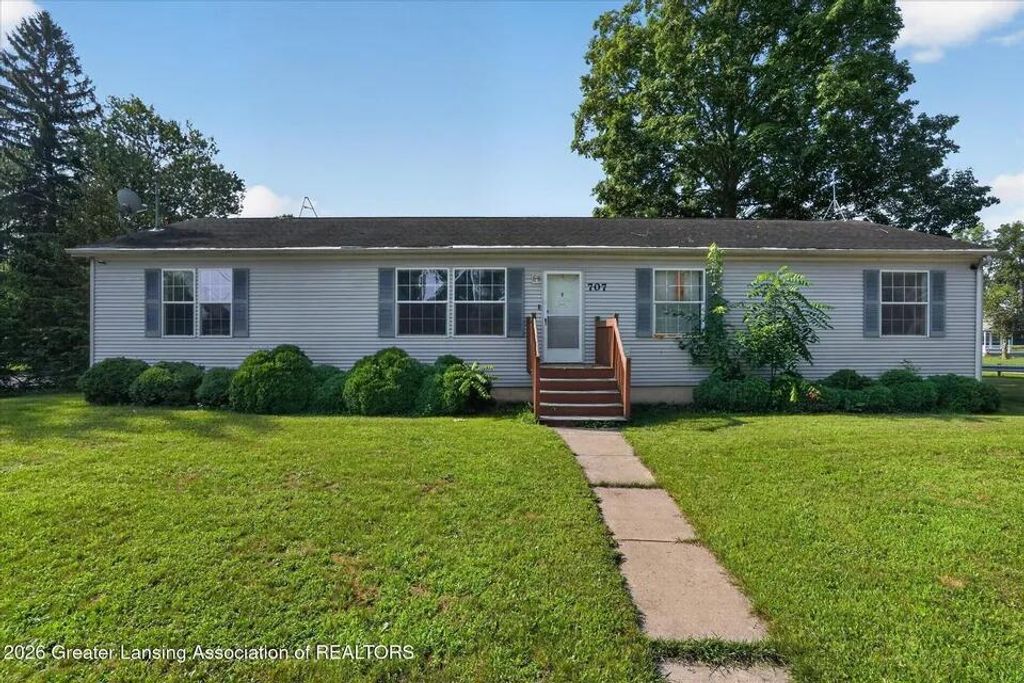 707 Sawyer Road, Lansing