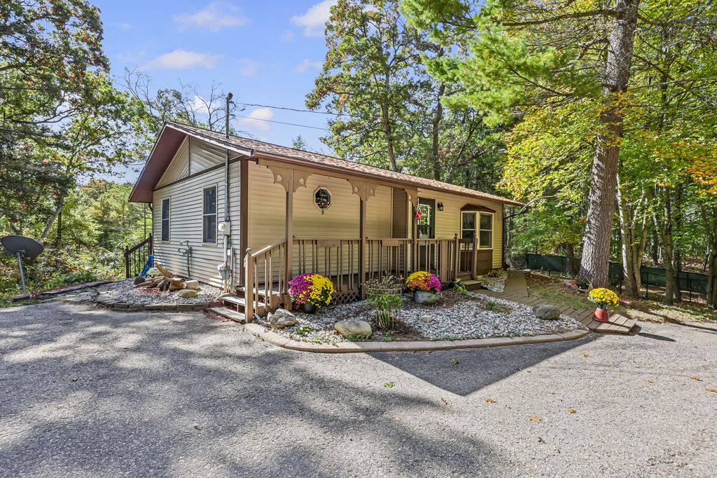 5128 Clark Avenue, Twin Lake