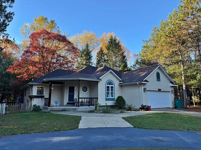 9198 Forest Pines Drive, Morton township