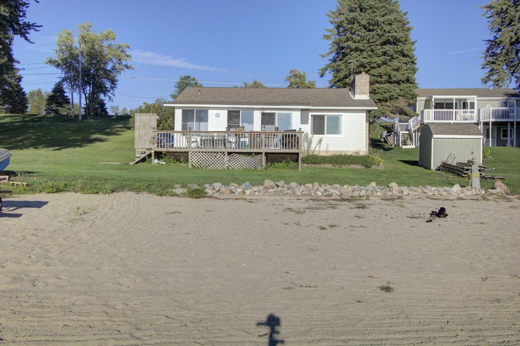 2761 N Johnson Road, Pine township