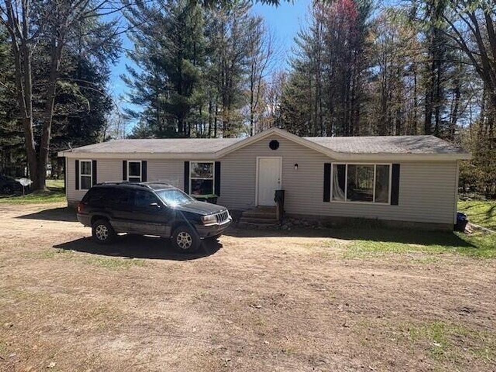 8404 Independence Avenue, Clam Lake township