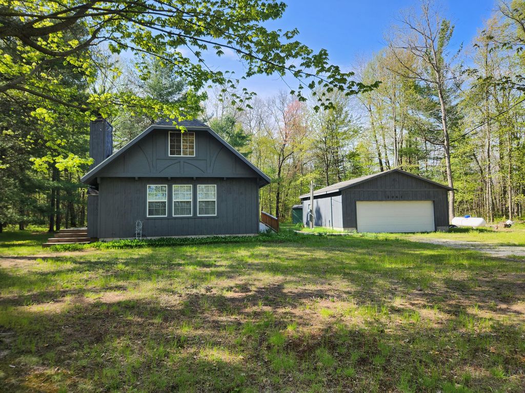 1041 Wolf Lake Drive, Peacock township