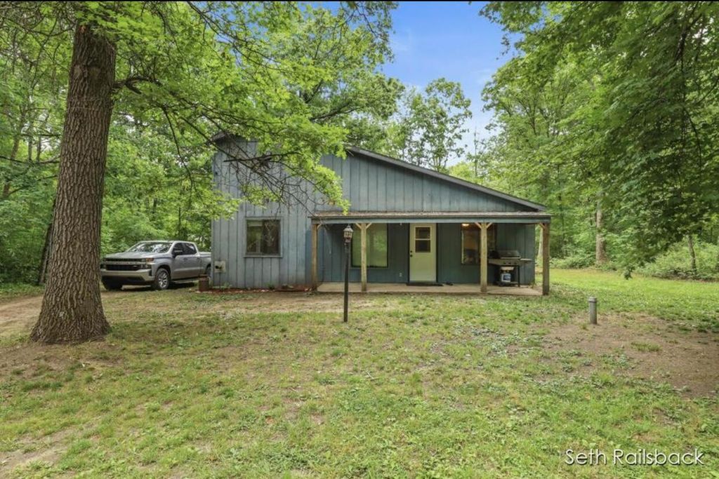 8744 Mackinaw Trail Drive, Reynolds township