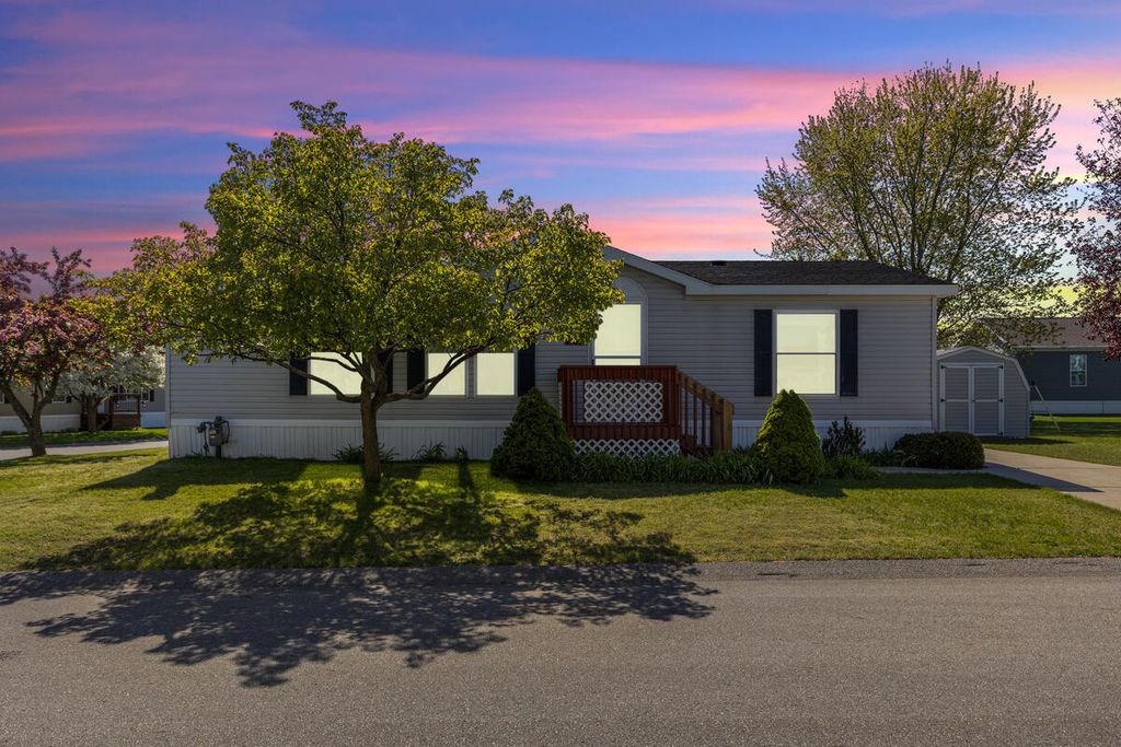 13735 Shamrock Lane, Solon township