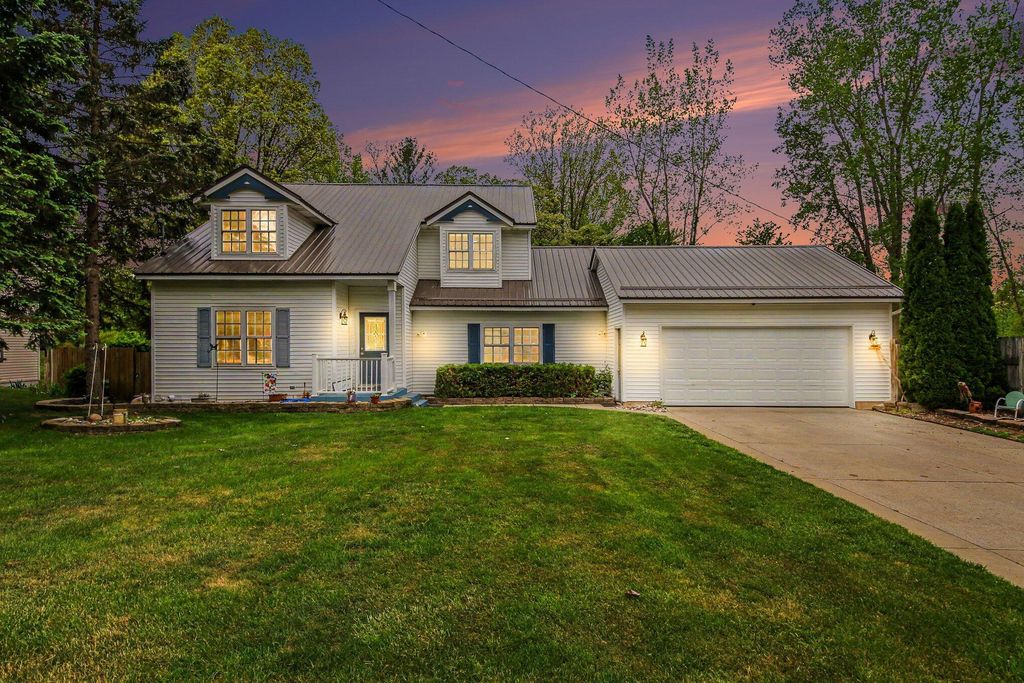12177 Reyburn Drive Ne, Algoma township