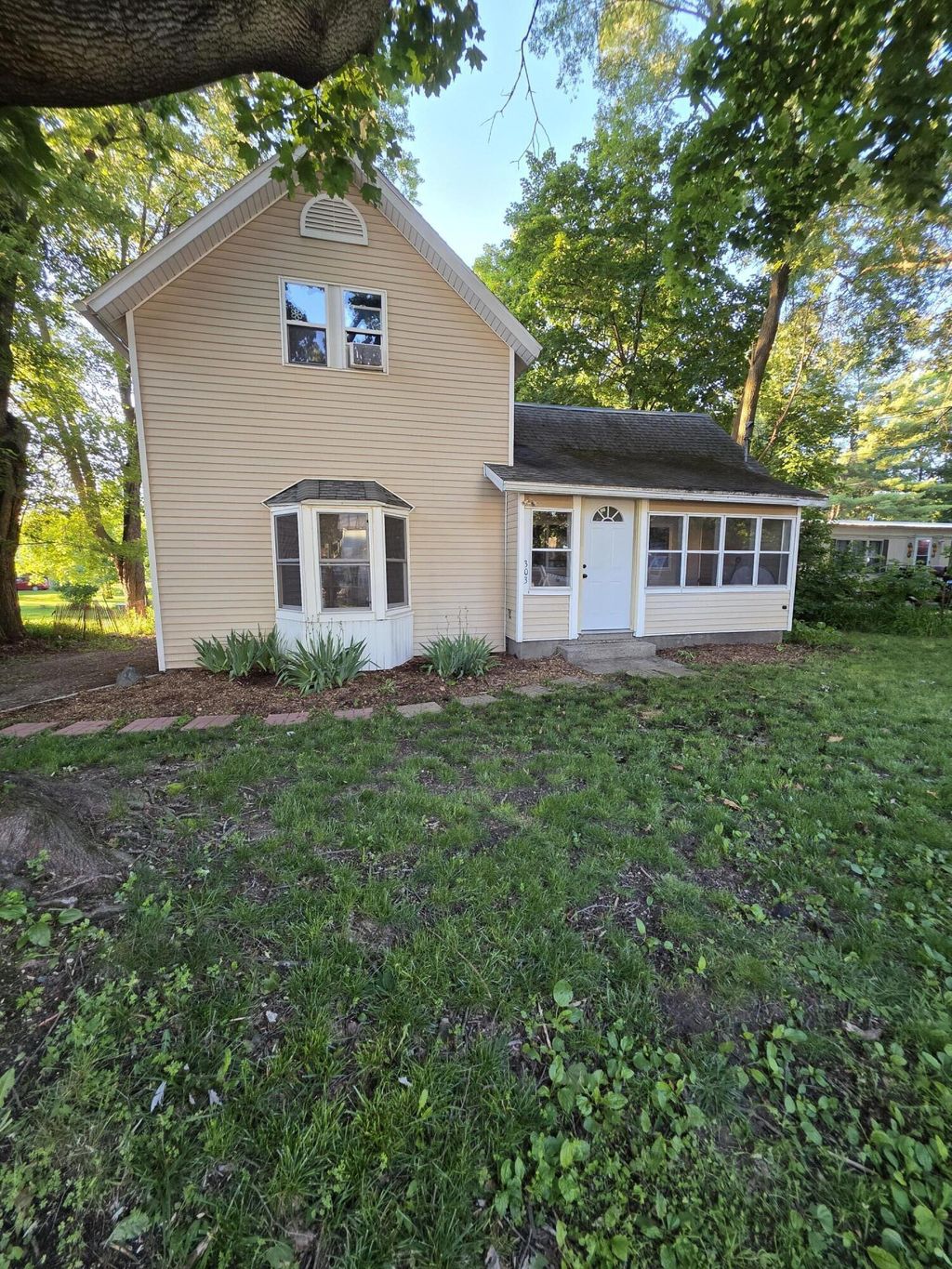 303 Rathburn, Unknown City