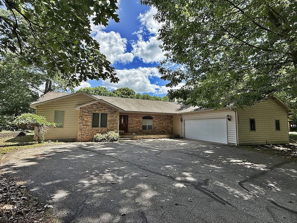 8980 Canyon Springs Court, Morton township