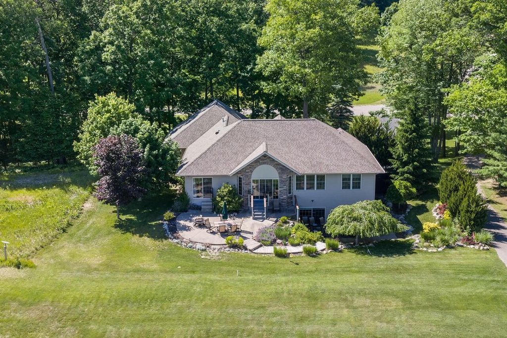 9482 Stonebridge, Morton township
