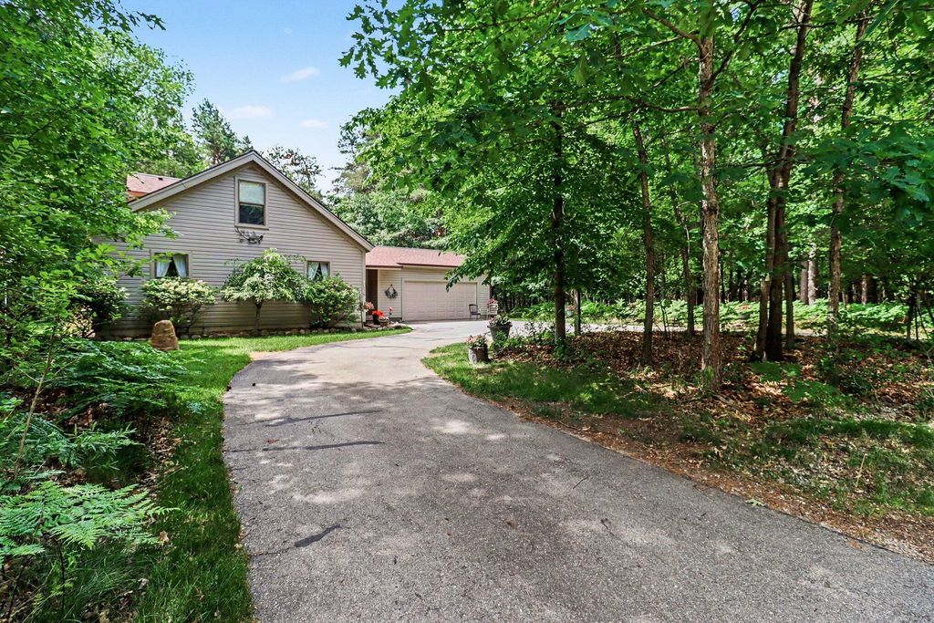 10035 Hawthorne Lane, Morton township
