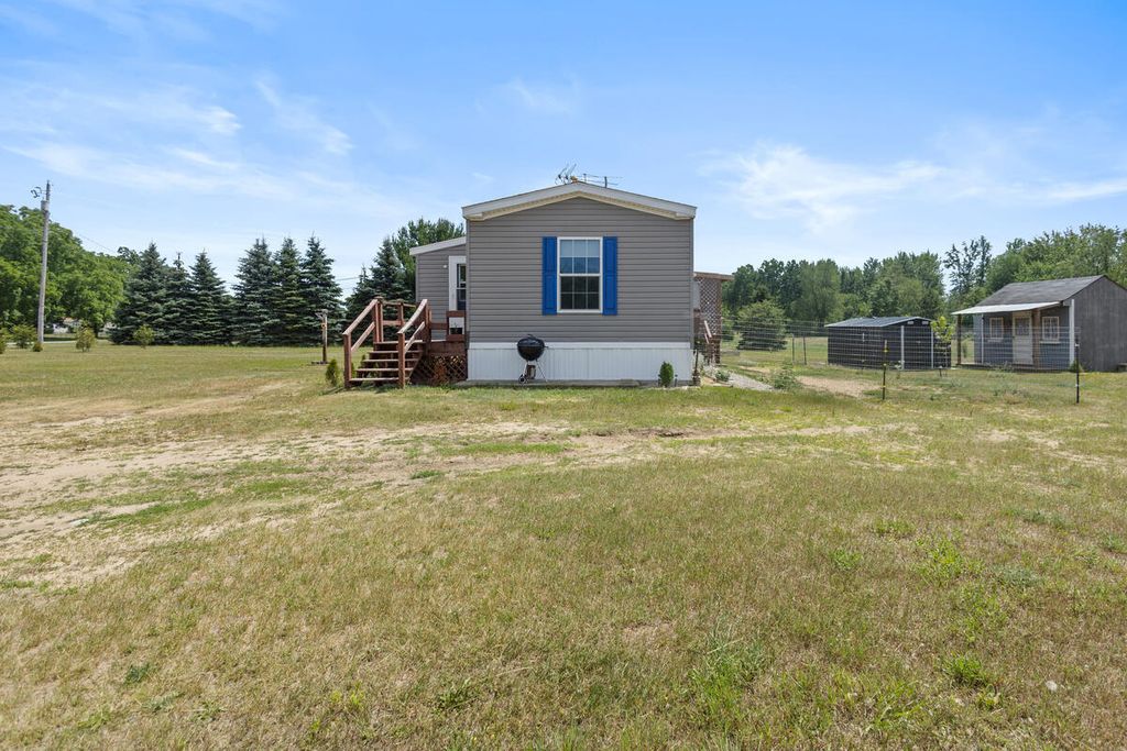 20089 W Lake Montcalm Road, Pierson township