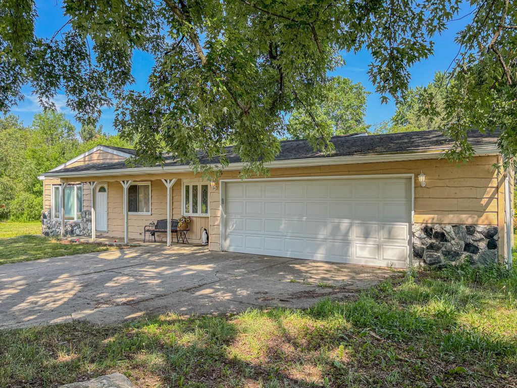 1032 Birdie Drive, Broomfield township