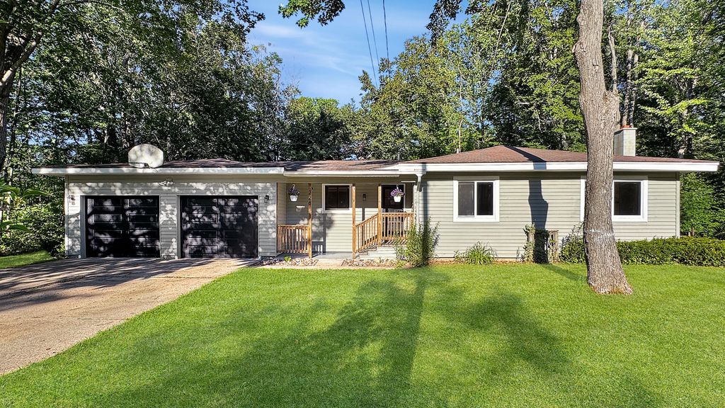 226 Seneca Place, Cadillac city