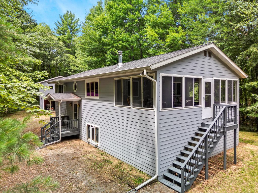 3283 S Spruce Avenue, Everett township