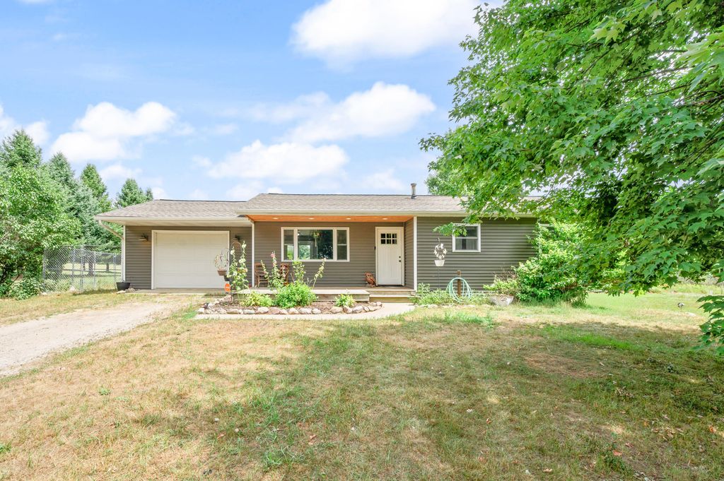 23886 Newcosta Avenue, Green charter township