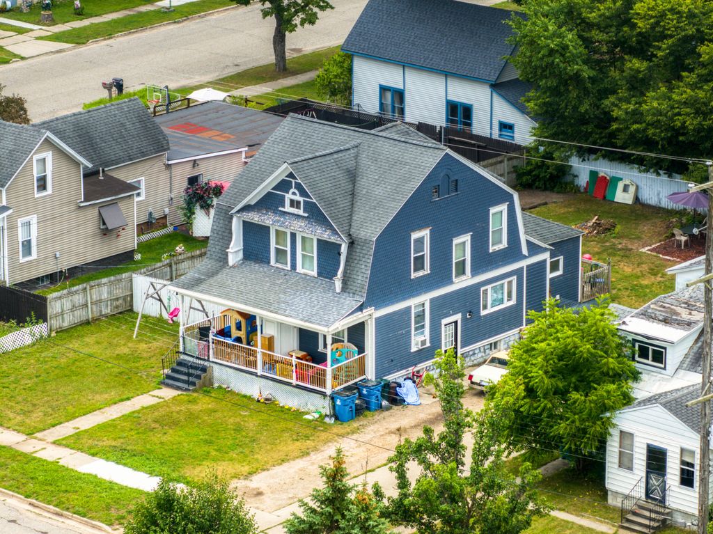 211 N Pine Street, Evart city
