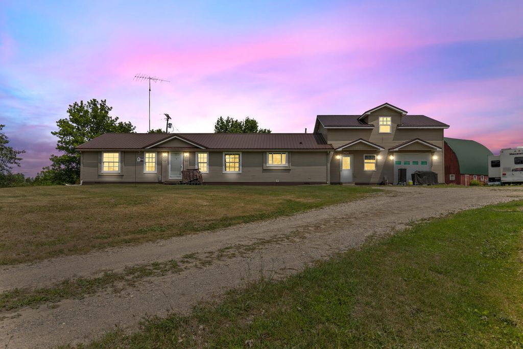 1548 N Loomis Road, Denver township