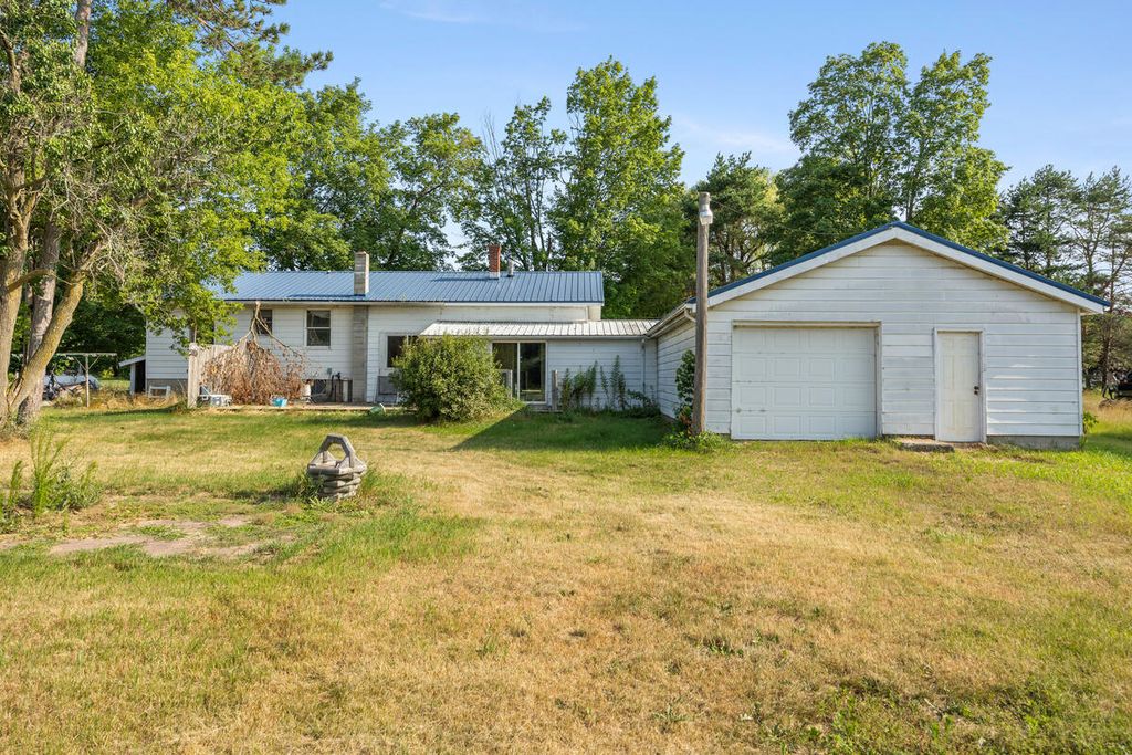 18757 N County Line Road, Reynolds township