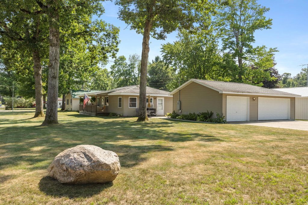 1655 S Camp Avenue, Big Prairie township