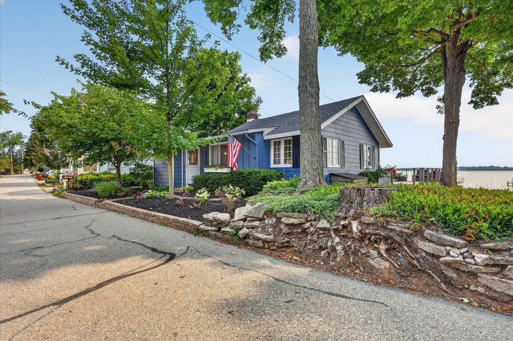 2003 Strait Tow Boulevard, Crystal township