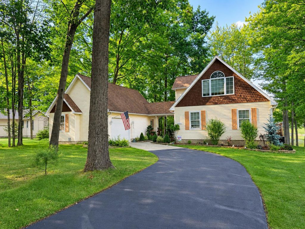 9592 Fawn Lake Drive, Morton township