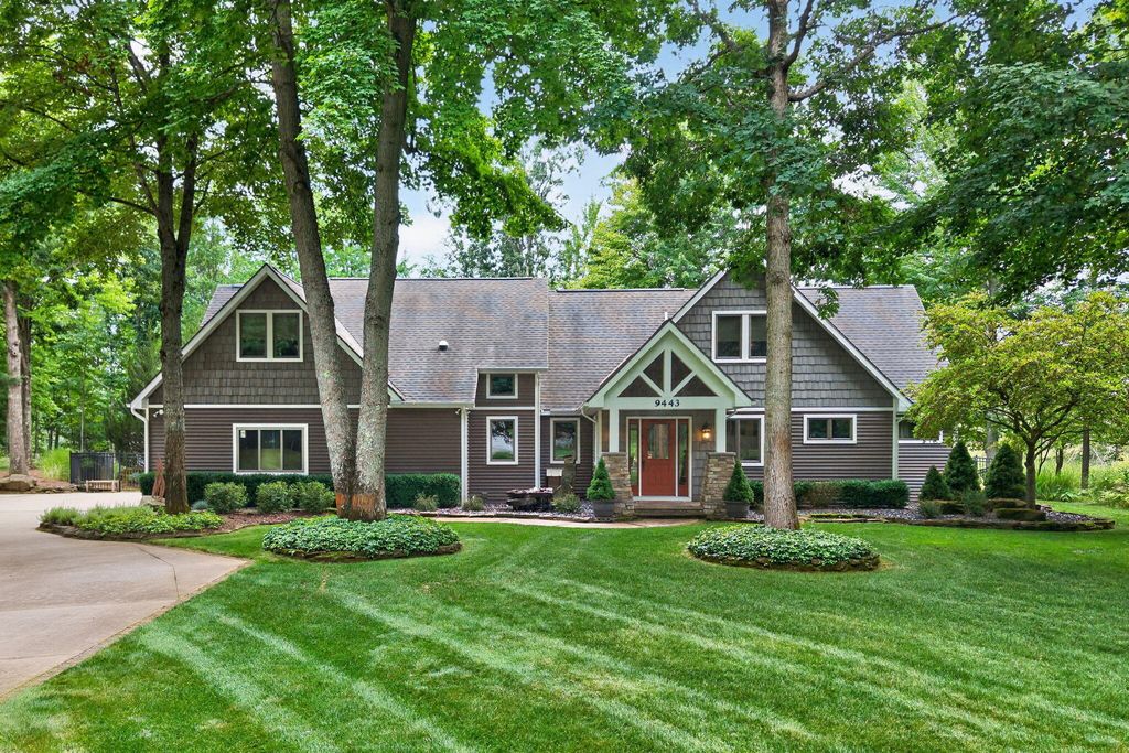 9443 Clubhouse Drive W, Morton township