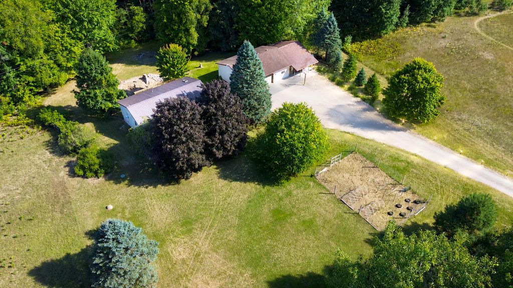 899 E 8th Street, Everett township