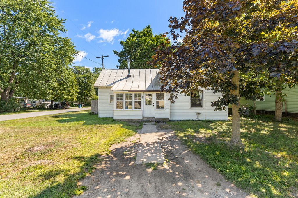 220 N Lincoln Street, Reynolds township