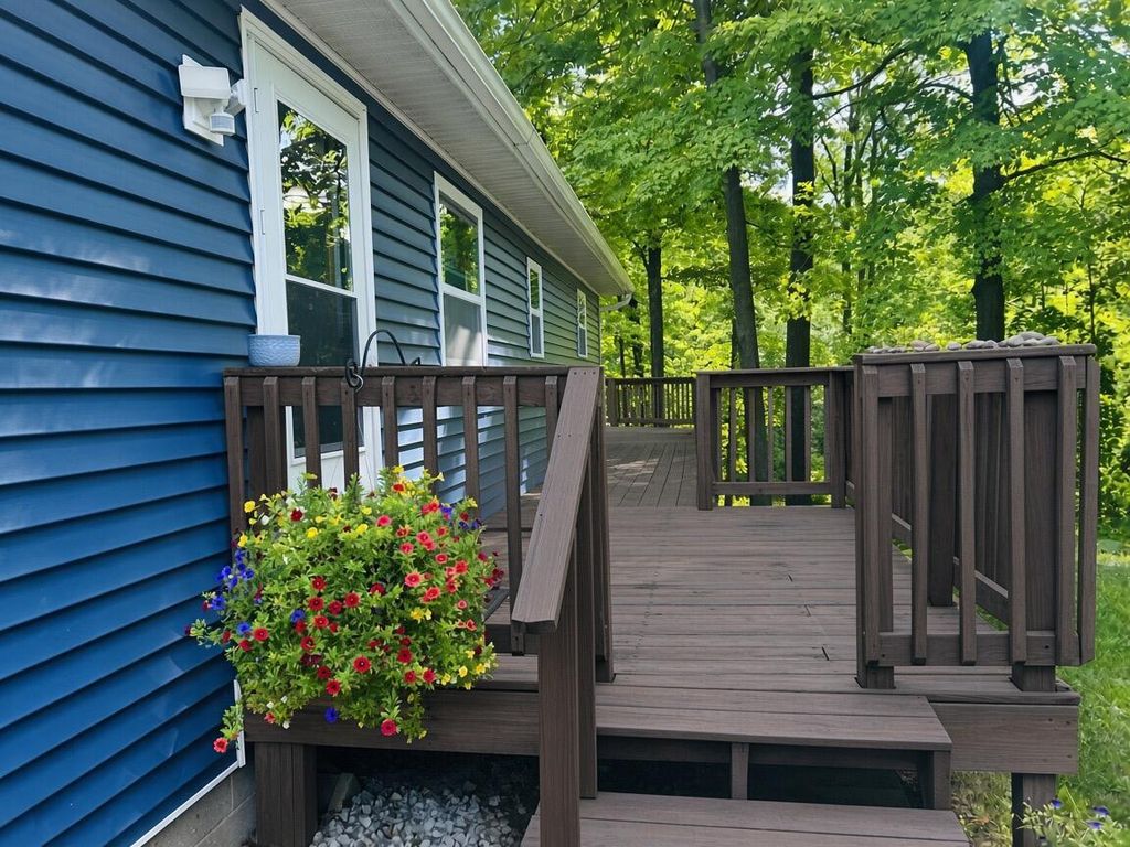 14150 Birch Lane, Middle Branch township