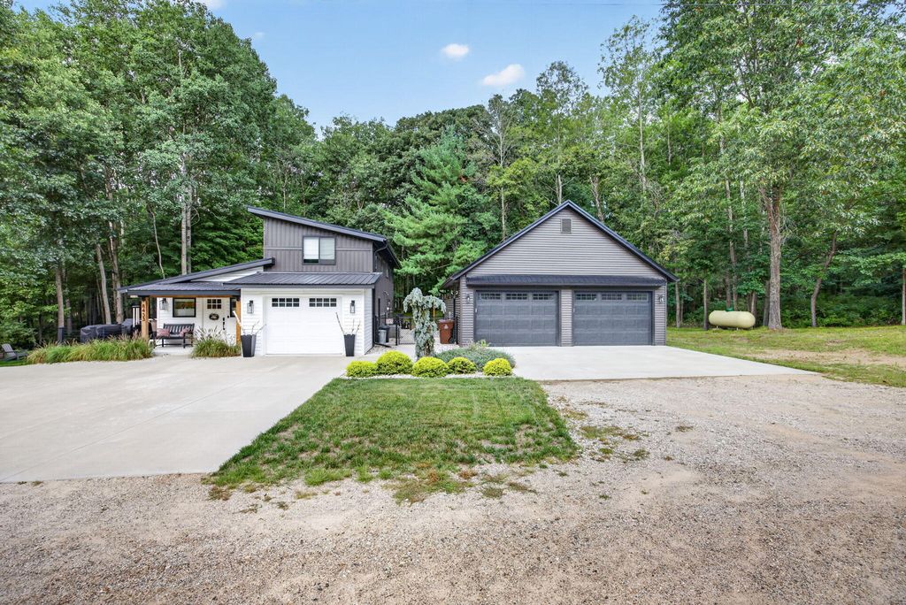 8433 Montreal Lane, Morton township